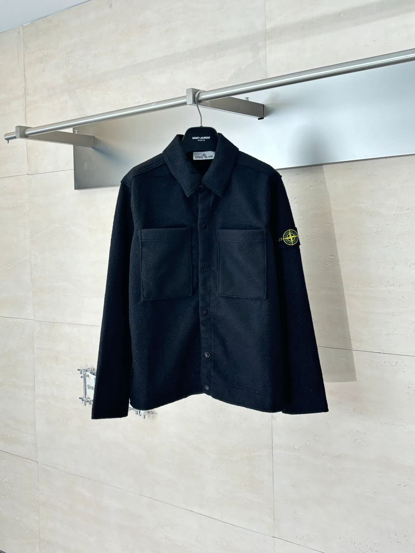 P770 Stone Island*/Stone Island Solid color single-breasted woolen cardigan jacket Customized 90 wool 10 cashmere fabric The surface is silky and shiny after post-processing It has a metallic nylon series gloss Customized molded four-button closure The entire jacket is still luxury-grade workmanship The inside is hand-made and seamless The strongest armbands on the Internet with sky and earth lines, eight o'clock and one line, and white leakage on the back All matching accessories are customized nfc complete Size: S/M/L/XL